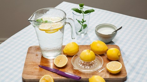 Kako uživanje vode z limono vpliva na kožo?