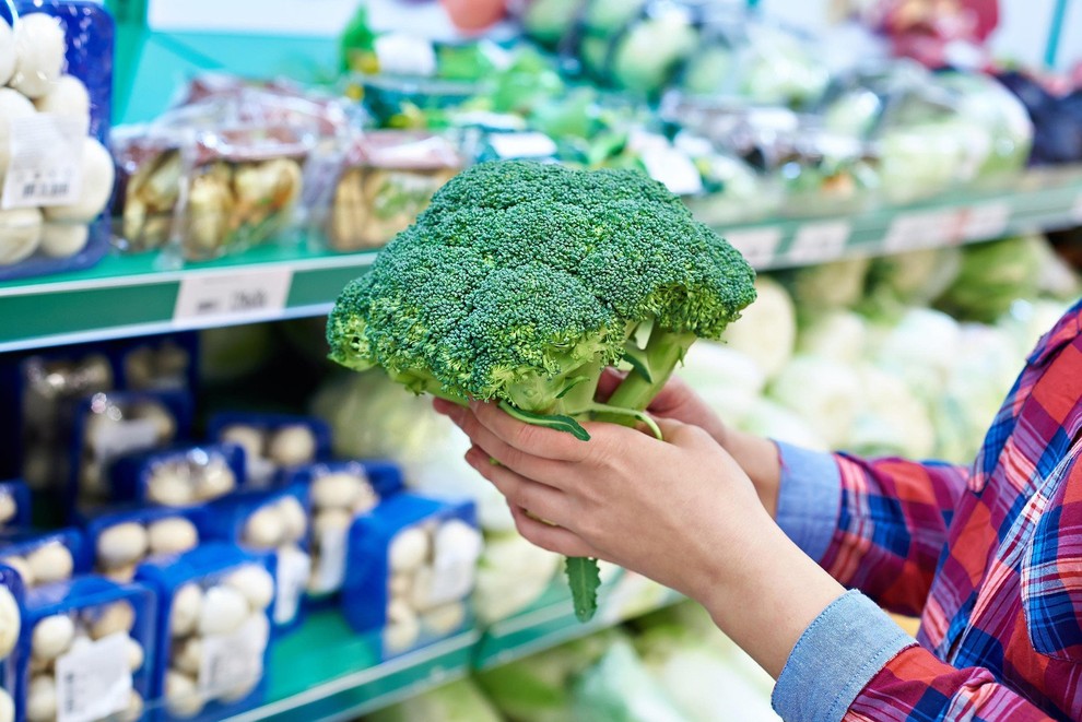 ZAKAJ POTREBUJEMO VITAMIN K? Vitamin K lahko pomaga zmanjšati tveganje za srčne bolezni, ohranja močne kosti, prepreči kalcifikacijo arterij (nalaganje …