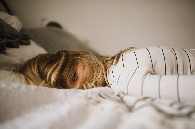 7 navad, ki motijo naš spanec in nam kvarijo možgane (foto: Kinga Cichewitz, Unsplash)