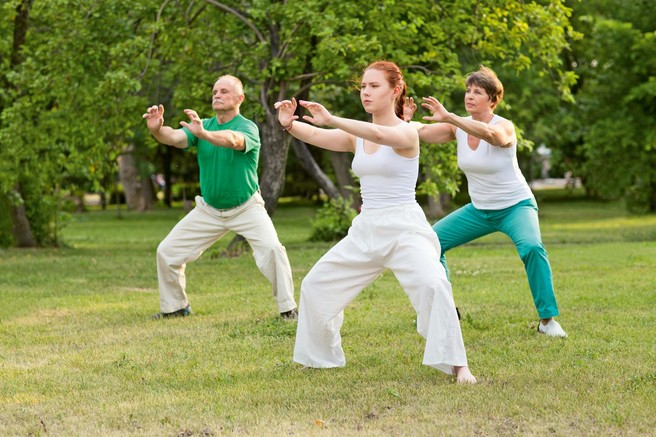Skupina ljudi izvaja tai chi.