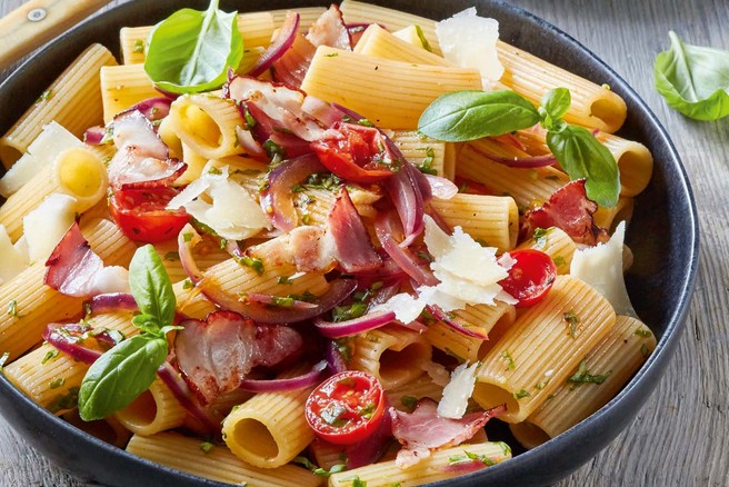 Rigatoni z baziliko in slanino