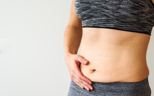 4 dejavniki, ki so krivi za maščobne obročke okrog trebuha (in kako lahko ukrepate)