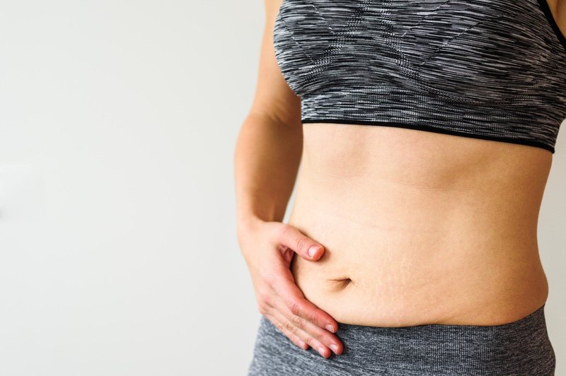 4 dejavniki, ki so krivi za maščobne obročke okrog trebuha (in kako lahko ukrepate) (foto: profimedia)