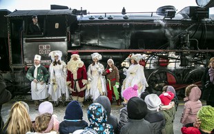 Namigi za praznična potovanja - z muzejskim vlakom in Božičkom ter pravljičnimi junaki