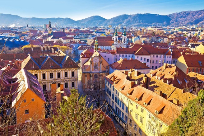 Pravljični adventni Gradec s 14 božičnimi tržnicami