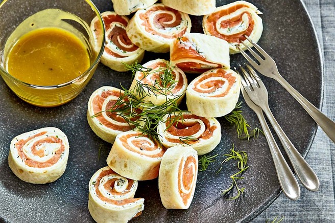 Zvitki iz tortilje s prekajenim lososom