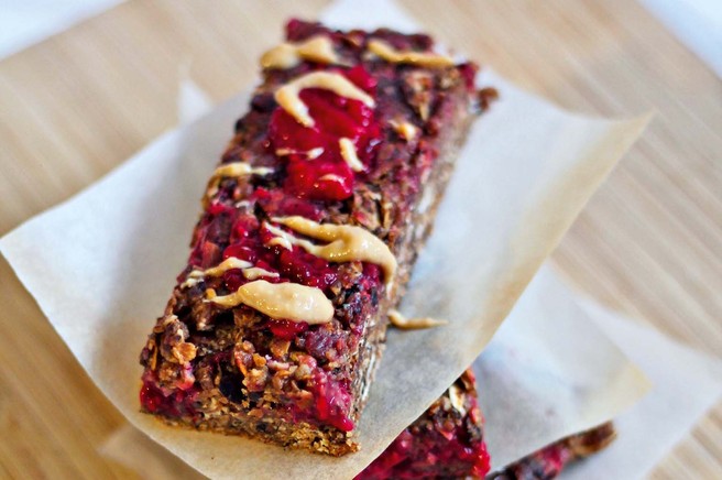 Arašidove granola ploščice z malinami