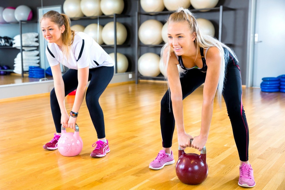 Deadlift Vaja bo dobro vplivala tudi na vaše boke in zadnjico. Težo uteži prilagodite svojim zmožnostim. Z obema rokama primite …