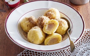 Jabolčni cmoki iz krompirjevega testa