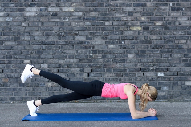 Plank z dvigovanjem noge Postavite se v položaj za nizek plank. Upoštevajte: - Hrbet naj bo raven, napnite mišice zadnjice …