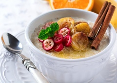 Slasten recept: Eksotična ovsena kaša s pečenimi bananami (+ stvari o banani, ki jih verjetno niste vedeli)