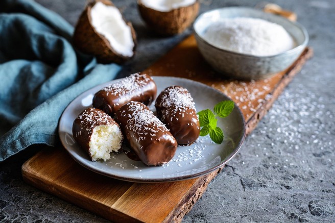 RECEPT: Doma pripravljena čokoladica bounty (brez dodanega sladkorja in brez peke)