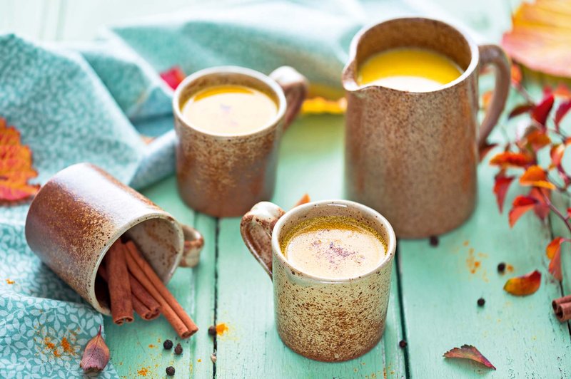 Kako doma narediti cimetov-kurkumin čaj, ki bo pozdravil vnetje (foto: Shutterstock)