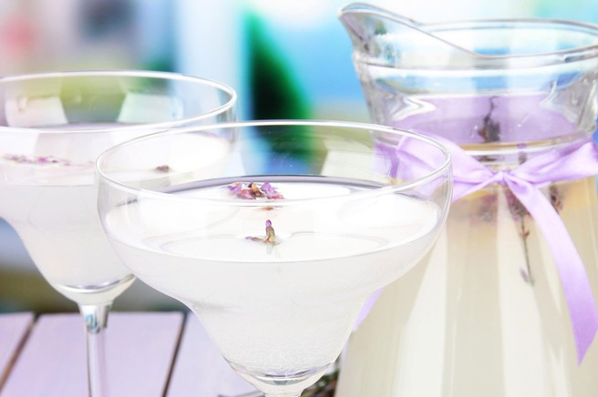 RECEPT: Pripravite domač sivkin sirup in osvežilno aromatično limonado