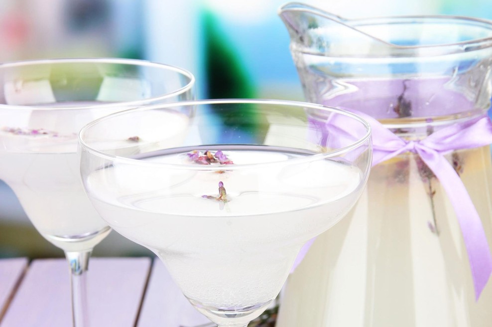 RECEPT: Pripravite domač sivkin sirup in osvežilno aromatično limonado (foto: Shutterstock)
