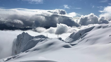 FOTO: Zimska pravljica na Kaninu, kjer je trenutno kar 3 metre snega