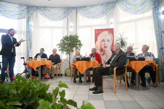Za praznik ljubezni so presenetili štiri pare v domu za starejše občane