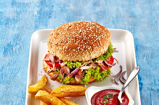 Burger z natrgano svinjino