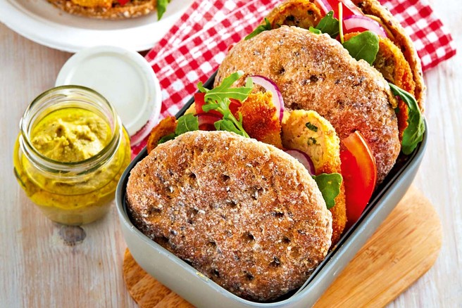 Fokača s tunino, krompirjevim burgerjem in humusom