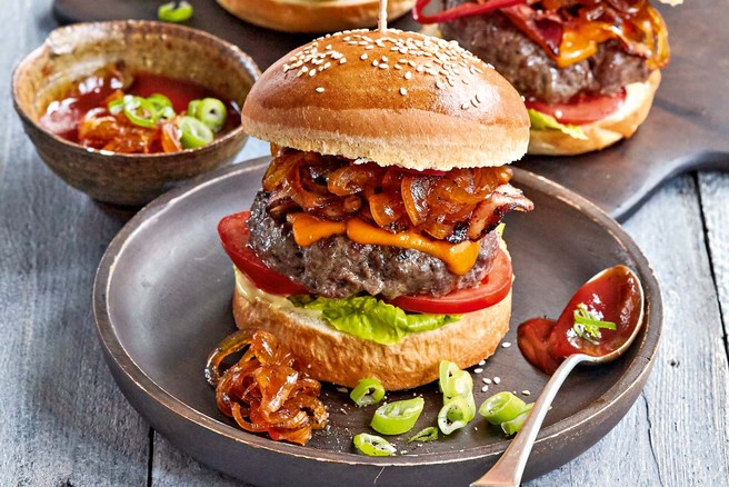 Goveji burgerji s karamelizirano čebulo