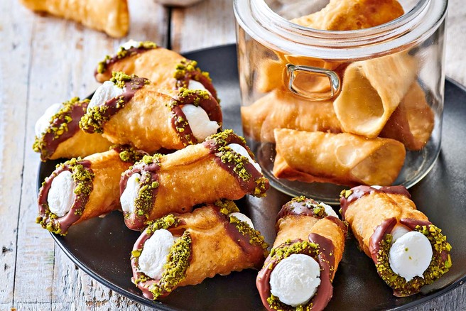 Cannoli z belo čokoladno kremo