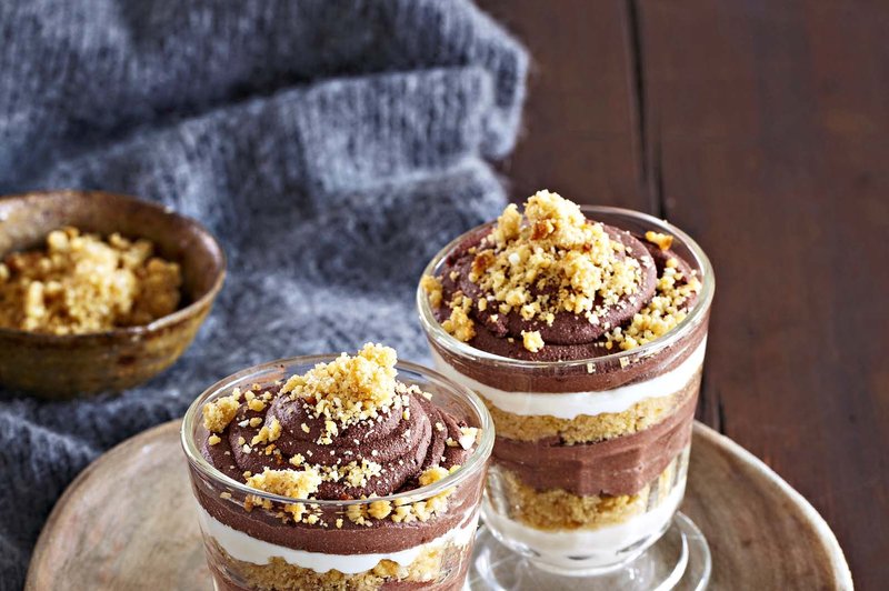 Čokoladni trifle z orehovim drobljencem (foto: Profimedia)