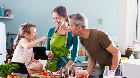 Preizkusite: 5 nadvse pozitivnih učinkov družinske kuharije!