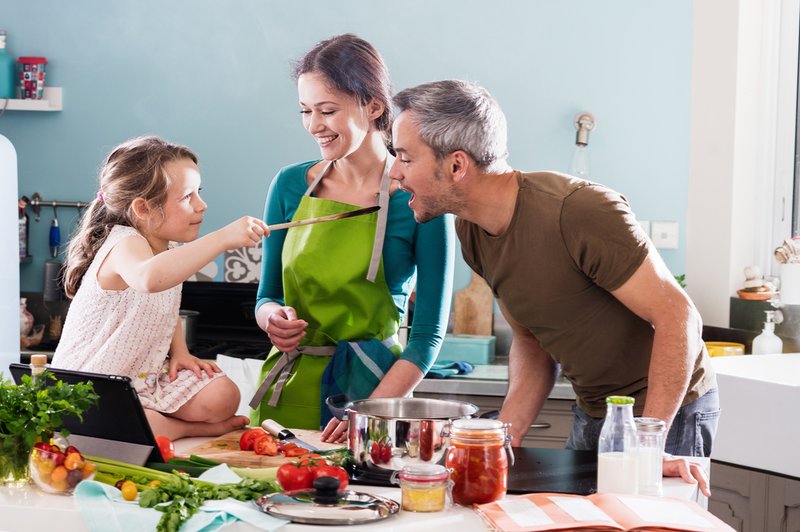 Preizkusite: 5 nadvse pozitivnih učinkov družinske kuharije! (foto: Shutterstock)