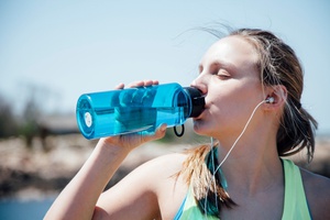 Tečemo: Koliko vode moramo popiti med treningi?