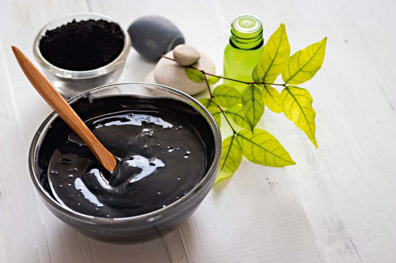Črna mrzlica: aktivno oglje za lepšo kožo (foto: Shutterstock)