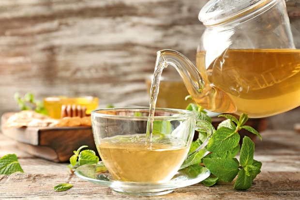 ZELIŠČNI ČAJ Za skoraj vsak simptom razdražljivega želodca raste zel. Najboljši zeliščni čaji za želodčne težave: • metin čaj blaži …