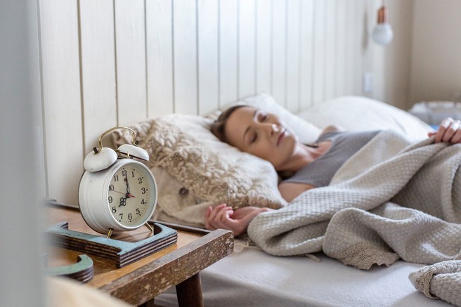 Slaba novica za vse, ki zjutraj ne vstanete ob prvem alarmu (+ nasvet za jutranjo rutino in recept za zajtrk)