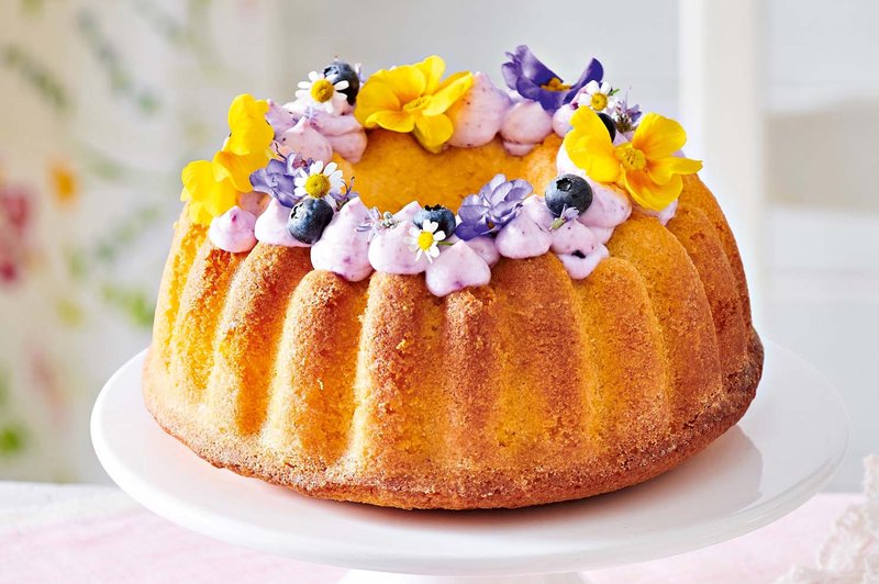 Limonova torta z borovničevo kremo (foto: Profimedia)