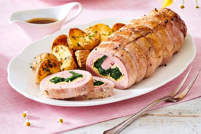 Telečji zvitek s parmezanovo omleto in špinačo