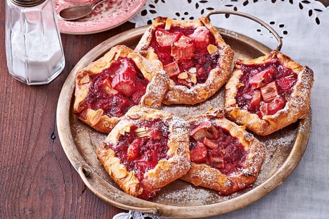 Mini pite z rabarbaro in malinami