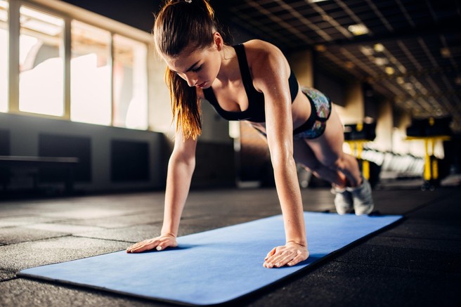 10-minutni trening: 4 odlične vaje za trebuh, noge in zadnjico