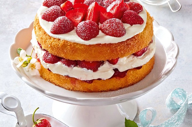 Biskvitna torta z jagodami