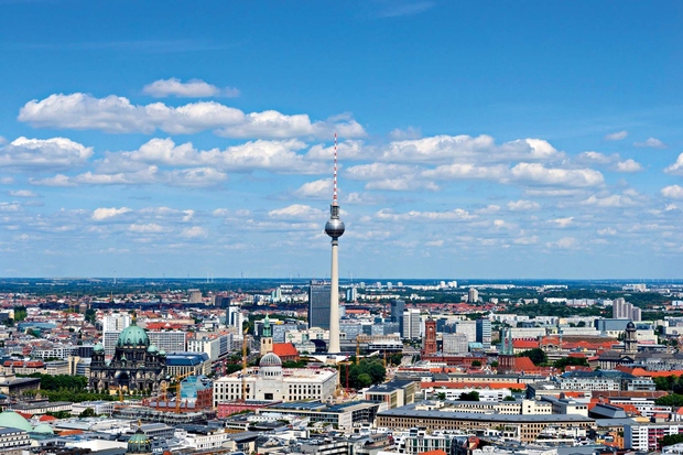 FERNSEHTURM Berlin (Nemčija) Eno od najvišjih zgradb v Evropi, 368 metrov visoki televizijski stolp, so zgradili leta 1969 v delu …