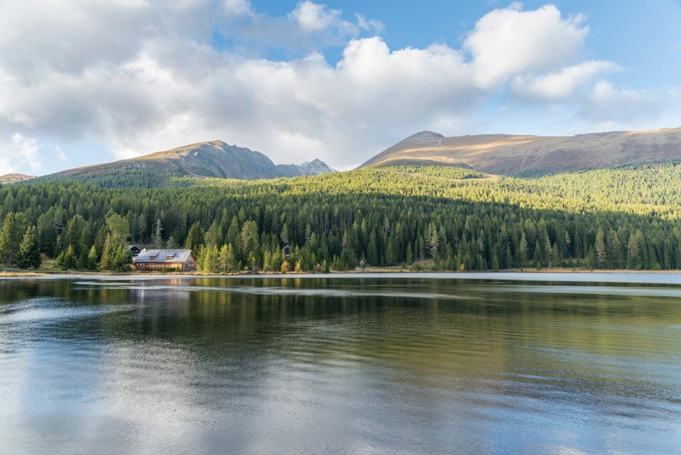 JEZERO PREBERSEE V Lungauu, najjužnejši regiji dežele Salzburške, leži idilično barjansko jezero. Na 1.000 metrih vas čaka prava osvežitev, narava …