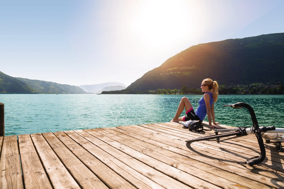 OSOJSKO JEZERO (Ossiacher See) Tu je živahno in razposajeno - na obali jezera že več kot 40 let potekajo številni …