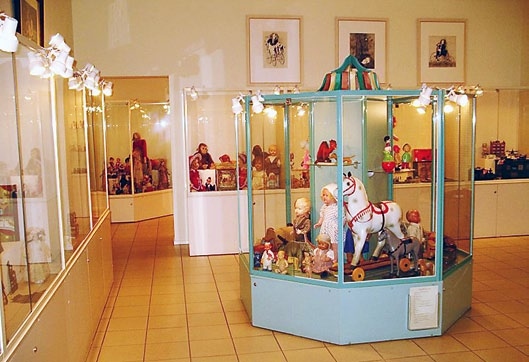 Sankt-Peterburgskiy Muzey Igrushki, St. Peterburg, Rusija Muzej igrač v St. Peterburgu so odprli leta 1997 kot muzej umetnosti, saj igrače …