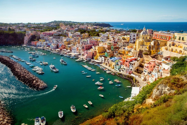 PROCIDA Italija Velikost: 4,3 km² Otok je v neposredni bližini mesta Neapelj ter je manj znan, kot sta bližnja otoka …