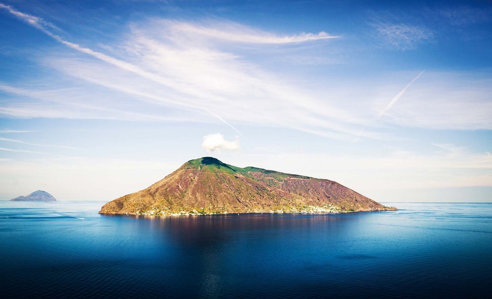 SALINA Italija Velikost: 26 km² Salina je del arhipelaga Lipari v Tirenskem morju ter je oddaljena od Sicilije okoli 50 …