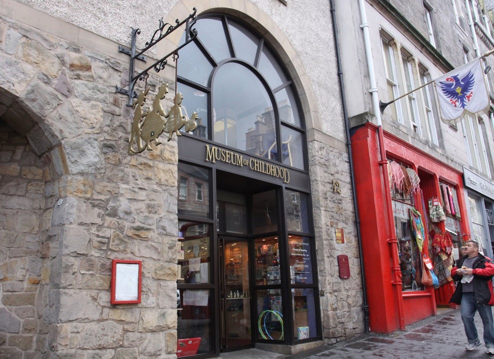 Museum of Childhood, Edinburg, Škotska Muzej otroštva je na glavni edinburški ulici Royal mile. Odprt je bil leta 1955 ter …