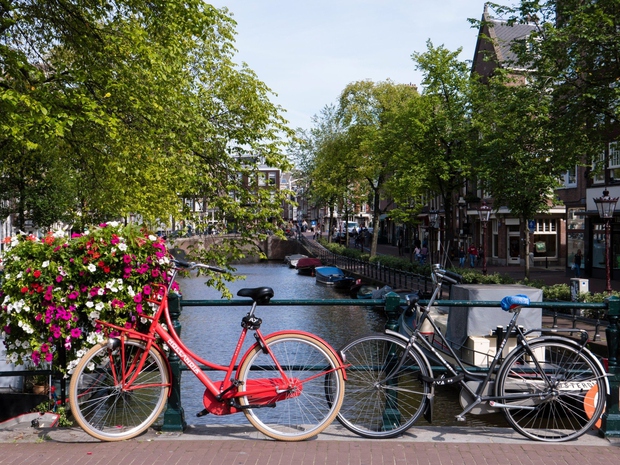 AMSTERDAM Nizozemska Evropska kolesarska prestolnica je seveda Amsterdam, kjer ima kolo kulten status in marsikje prednost pred preostalimi vozili v …