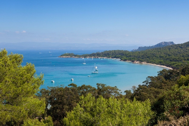 PORQUEROLLES Francija Velikost: 12,54 km² Porquerolles je nekaj kilometrov stran od Azurne obale v francoski Provansi. Večina otoka z okoli …