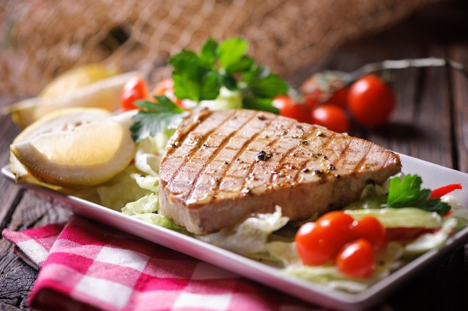 Najboljše ribe za peko na žaru in recept za lahko poletno kosilo