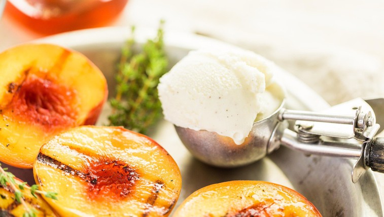 Karamelizirano sadje z domačim vaniljevim sladoledom (foto: Profimedia)