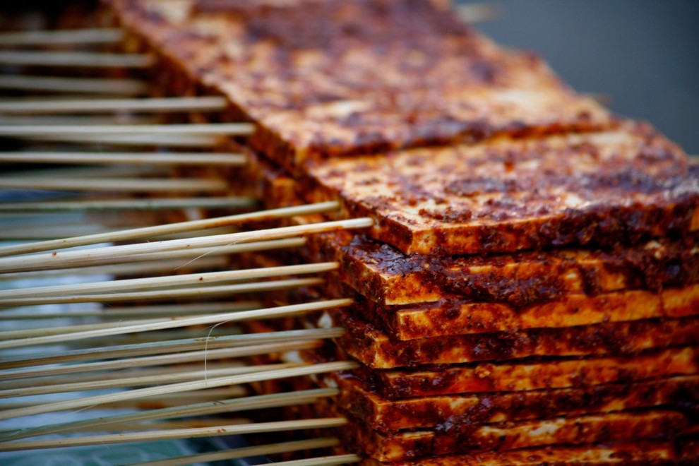 TOFU Ta beljakovinska poslastica je popolna za žar. Trik: uporabite čvrst tofu, za boljši okus ga približno 30 minut marinirajte, …