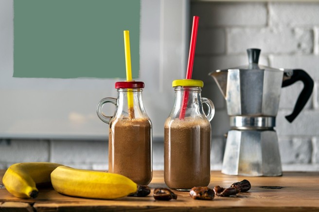 RECEPT: Slasten kavni smoothie - za dodatno dozo energije (tudi veganska različica)